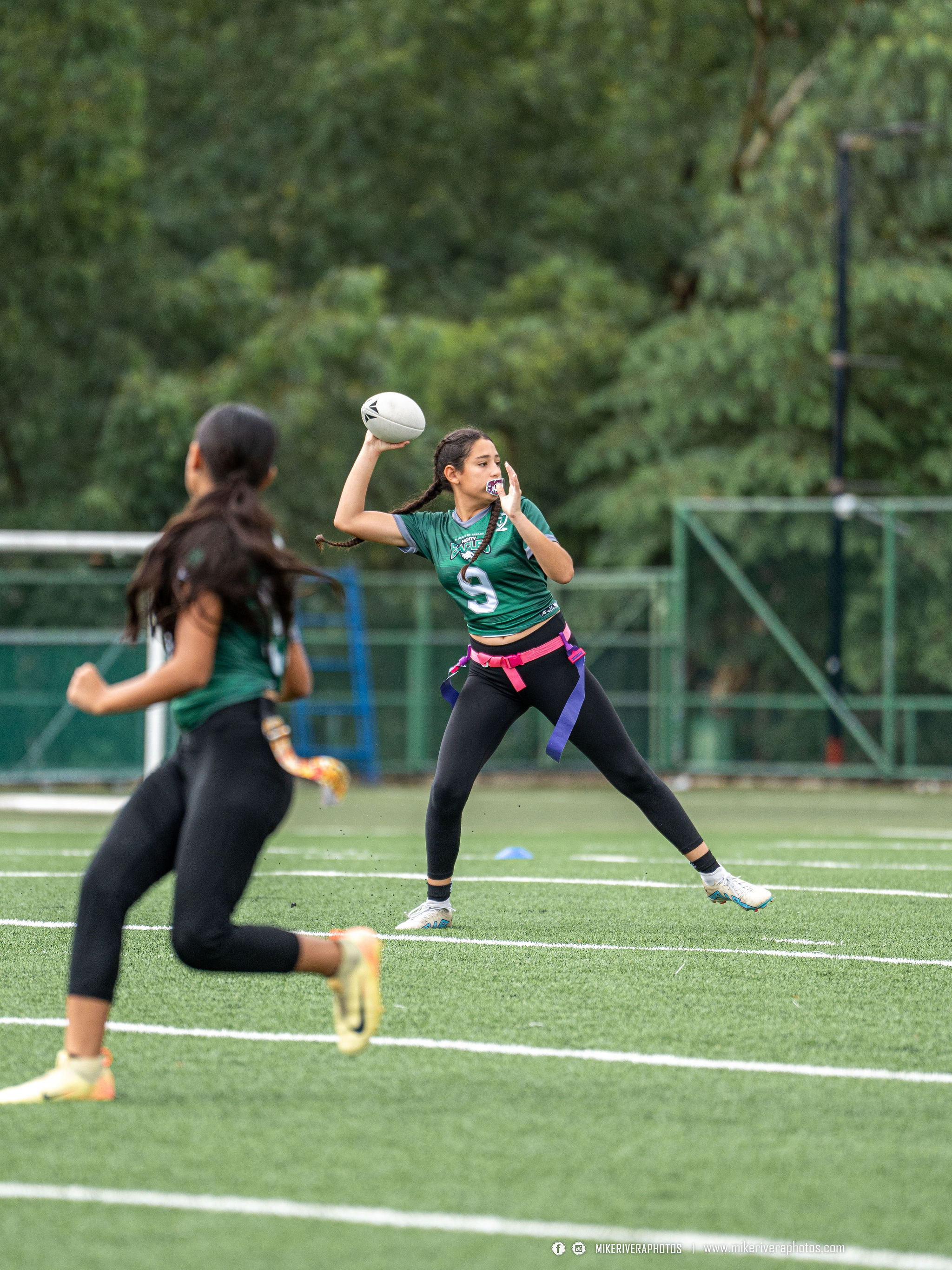 Jugadora lanzando pase en flag football